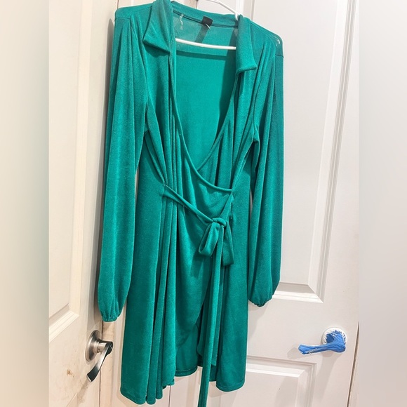 Dresses & Skirts - Elegant Emerald Green Long Sleeve Wrap Dress 👗